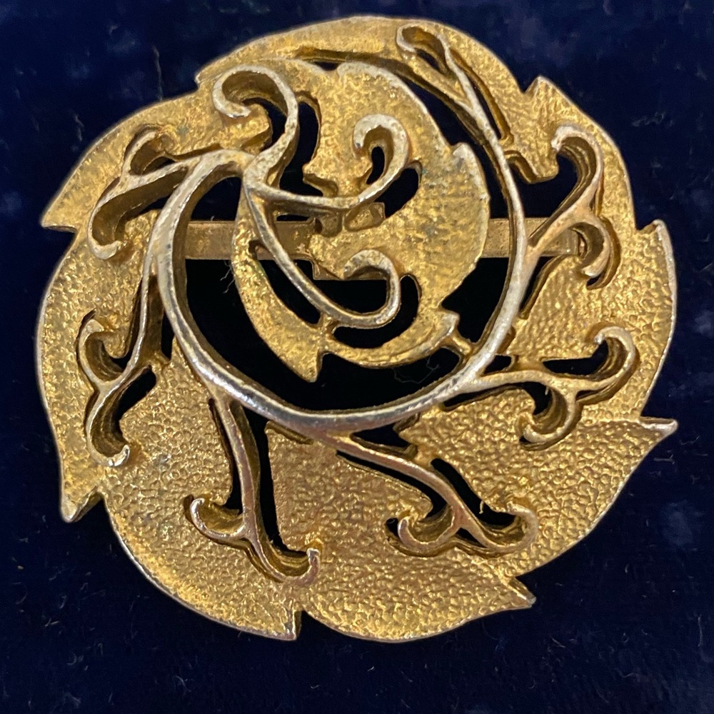 Vintage gold tone brooch